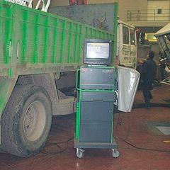 Talleres Luis Cuesta Bosch Car Service hombre trabajando